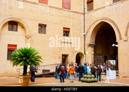 Guidate il gruppo turistico, Palazzo dei Diamanti, cortile interno, Ferrara, Emilia Romagna, Italia Foto Stock