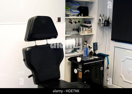 Caerphilly, Galles. Novembre 2016. Lucky 7 - salotto tattoo. Dettaglio colpo di una sedia di tatuaggi e workstation del Lucky 7. © Gemz Ali - fotografia freelance Foto Stock