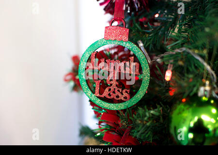 Caerphilly, Galles. Il 26 novembre 2016. Il pranzo 4 meno - negozio da asporto. Dettaglio shot di servizi personalizzati di 'pranzo 4 meno' Decorazione per albero di Natale fotografato Foto Stock