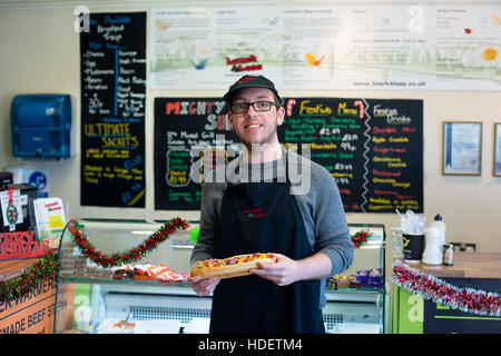 Caerphilly, Galles. Il 26 novembre 2016. Il pranzo 4 meno - negozio da asporto. Gethyn Preston, shop assistant fotografato in pranzo 4 meno tenendo premuto uno di loro Foto Stock