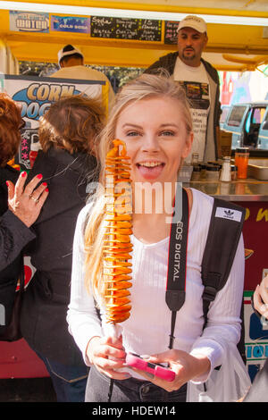 Tornado fries un profondo di patate fritte su un bastone, il Grand Bazaar e mercato di domenica, Manhattan, New York City, Stati Uniti d'America. Foto Stock