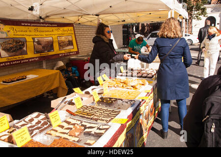 Il Grand Bazaar e mercato di domenica, Upper West Side di Manhattan, New York City, Stati Uniti d'America. Foto Stock