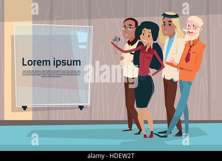 Mix corsa imprenditori gruppo tenuto Selfie foto su Smart Phone piatta illustrazione vettoriale Illustrazione Vettoriale