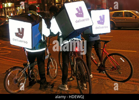 Deliveroo Consegna del cibo bicicletta corrieri nel quartiere di Islington, Londra Foto Stock