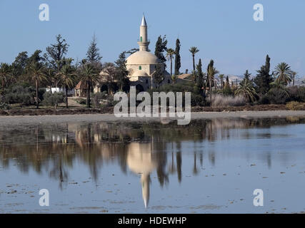 La Moschea di Hala Sultan Tekke si riflette nelle acque del lago salato di Larnaca Cipro. Foto Stock