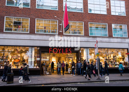 La gente di fronte al famoso 100 anno vecchio eclettico foyles bookshop in charing cross road, Soho, Londra, Regno Unito. Foto Stock