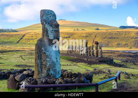 Diversi Moai a Ahu Tongariki sull'Isola di Pasqua, Cile Foto Stock