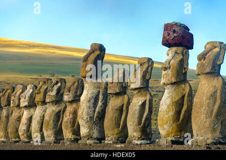 Primo piano di una fila di Moai a Ahu Tongariki sull isola di pasqua in Cile Foto Stock