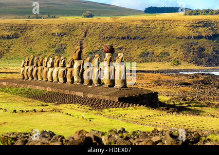 Fila di Moai statue a Ahu Tongariki sull isola di pasqua in Cile Foto Stock