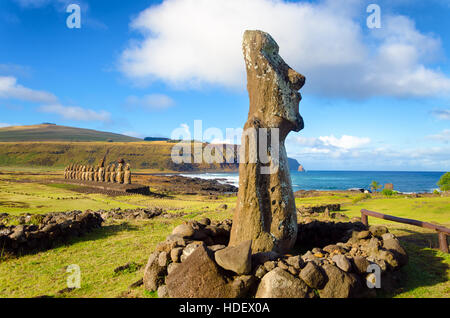Moai statue sull isola di pasqua a Ahu Tongariki in Cile Foto Stock