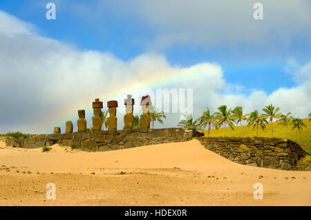 Rainbow su Moai in Anakena Beach sull'Isola di Pasqua, Cile Foto Stock