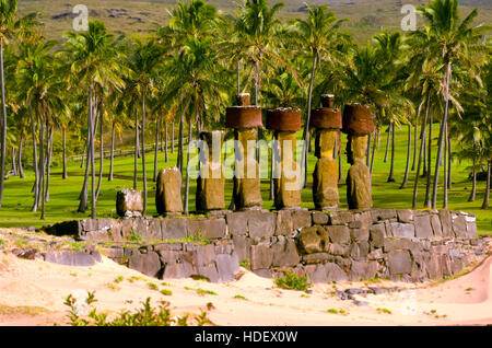 Moai su una spiaggia dell'isola di pasqua, Cile Foto Stock