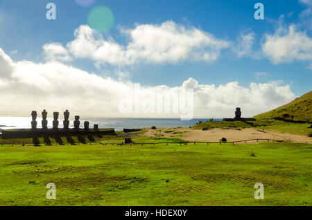 Moai alla spiaggia di Anakena con l'Oceano Pacifico sullo sfondo dell'isola di pasqua, Cile Foto Stock