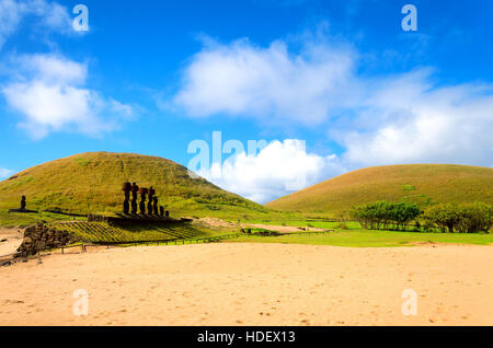 Ahu Nau Nau Moai in Anakena Beach sull'Isola di Pasqua in Cile Foto Stock
