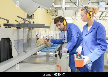 Giovane metallurgista durante il lavoro in laboratorio scuola Foto Stock