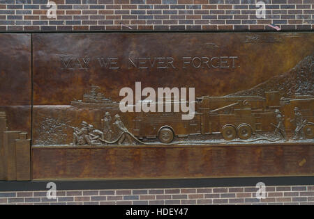 NEW YORK - 2 Maggio 2016: Memorial Wall vicino a ground zero. È dedicato al 343 membri del NYFD morto il 9/11. Foto Stock