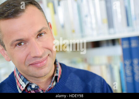 Uomo con libri in background Foto Stock