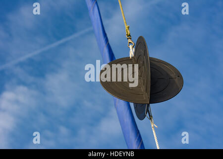 Sfera di ancoraggio in yacht rigging con laminati trinchetta blu contro un cielo blu con nuvole bianche Foto Stock