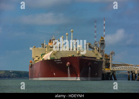 Lng super tanker bu samra a sud gancio terminale GNL, Milford haven, Pembrokeshire, Galles Foto Stock