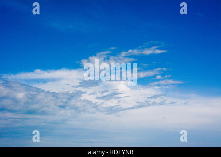 Modellato nuvole bianche in un cielo blu. Foto Stock