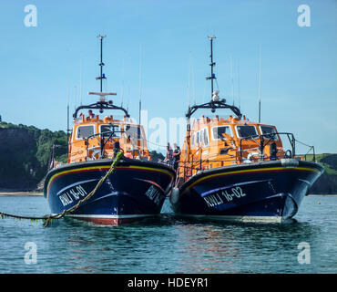 Tamar imbarcazioni di salvataggio di classe il 16-01 e 16-02 insieme a tenby Foto Stock