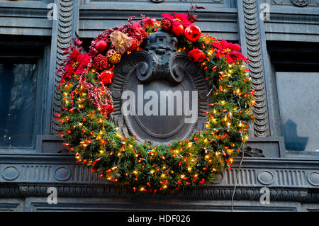 Natale corona decorativa appeso sulla porta del vecchio edificio nel vecchio porto di Montreal Foto Stock