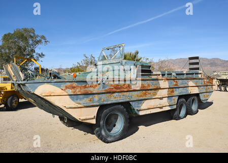 CHIRIACO SUMMIT, CA - Dicembre 10, 2016: UN 1944 anfibio DUKW-353 in mostra presso il General Patton Memorial Museum. Il 2 1/2 ton sei ruote Foto Stock