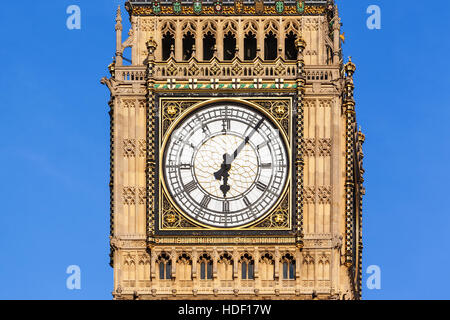 In prossimità della faccia di clock del Big Ben di Westminster a Londra in una limpida giornata di sole. Foto Stock