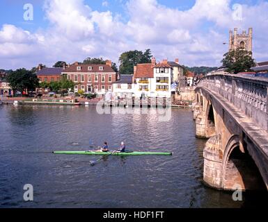 Barca a remi sul Fiume Tamigi con viste verso l'angelo Pub, Henley-on-Thames, Oxfordshire, Inghilterra, Regno Unito, Europa occidentale. Foto Stock