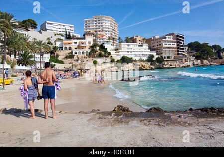 Gente sulla spiaggia a godere gli ultimi giorni di estate in una giornata di sole il 23 ottobre 2016 in Cala Mayor, isole Baleari, Spagna. Foto Stock