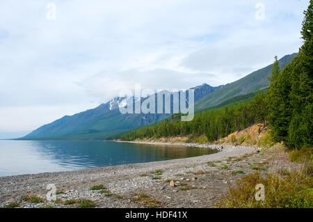 Baikal paesaggio con molla verde foresta Foto Stock