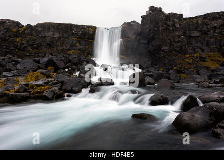 Oxararfoss è una cascata nel Parco Nazionale di Þingvellir, Islanda. Esso fluisce dal fiume Oxara oltre l'Almannagja. Foto Stock