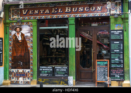 Colorato ristorante & bar sulla Calle de la Victoria vicino a Sol, Madrid, Spagna. Foto Stock