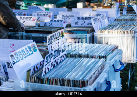 Vecchi LP in vinile i record di vendita ad un bagagliaio della vettura in vendita in London, England, Regno Unito Foto Stock