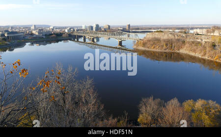 Ottawa, Canada. 14 novembre 2016 - ponte di Alexandra a Ottawa freddo durante il giorno di sole Foto Stock