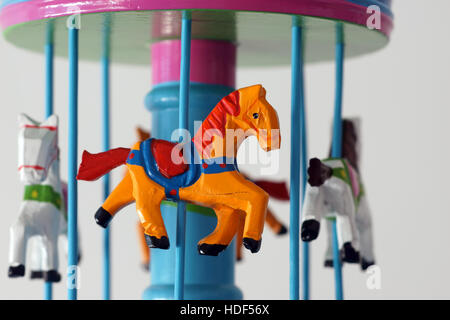 Merry-go-round horse carillon, carouse in legno, baby carillon, made in italy, artigiano, opera d'arte Foto Stock