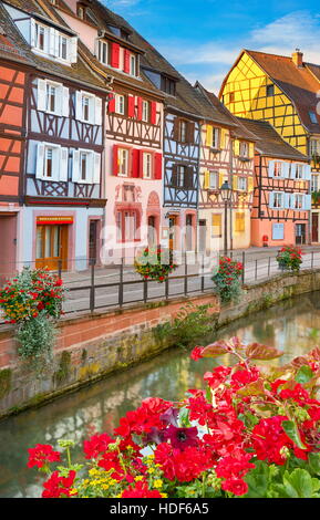 Case colorate in Petite Venise (Piccola Venezia) Distretto di Colmar, Francia Foto Stock