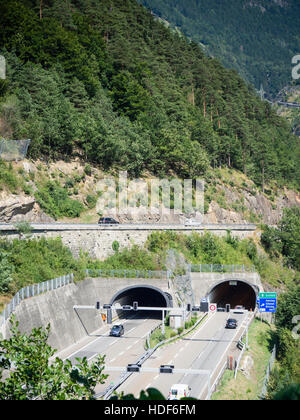 Entrata della galleria del San Gottardo autostrada A2 nei pressi di Amsteg, Svizzera (Cantone di Uri) Foto Stock