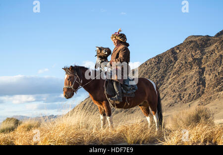 Il bayan Ulgii, Mongolia, Ottobre 2nd, 2015: vecchio cacciatore di EAGLE con la sua Altai Golden Eagle sul suo cavallo Foto Stock