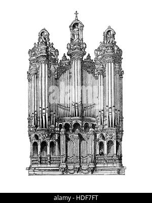 Strumenti musicali, chiesa organo a canne e sormontata da decorazioni religiose e statue Foto Stock