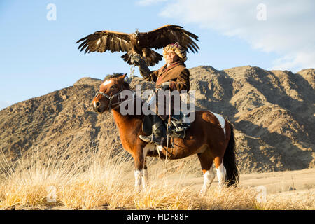 Il bayan Ulgii, Mongolia, Ottobre 2nd, 2015: vecchio cacciatore di EAGLE con la sua Altai Golden Eagle sul suo cavallo Foto Stock