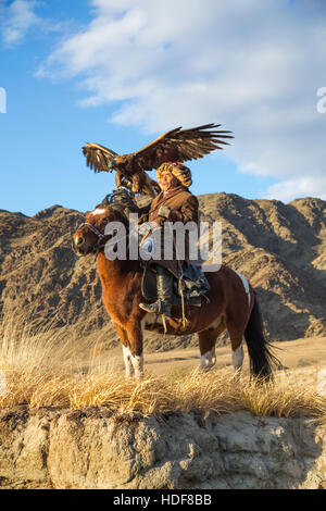 Il bayan Ulgii, Mongolia, Ottobre 2nd, 2015: vecchio cacciatore di EAGLE con la sua Altai Golden Eagle sul suo cavallo Foto Stock