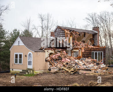 Casa essendo demolita nel Upper Saddle River, New Jersey Foto Stock