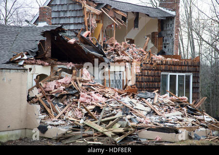 Casa essendo demolita nel Upper Saddle River, New Jersey Foto Stock