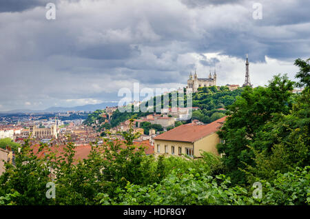 Lione (Francia) Notre-dame de Fourviere e torre metallico Foto Stock