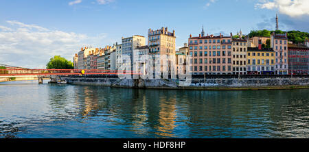 Lione vecchi edifici lungo il fiume Saone al tramonto Foto Stock