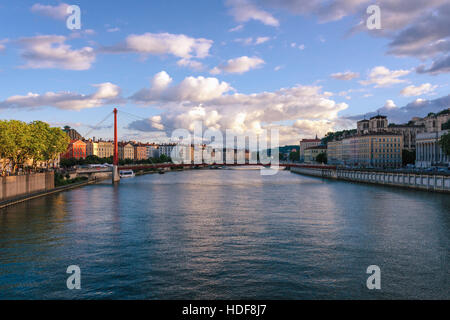 Lione vista panoramica sul fiume Saone con Passerelle Saint-Vincent e la Cattedrale al tramonto Foto Stock