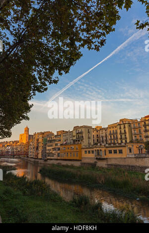Fiume Onyar attraversando il centro storico di Girona con torre campanaria della Basilica di Sant Feliu in background. Gerona in Costa Brava Catalogna. Foto Stock