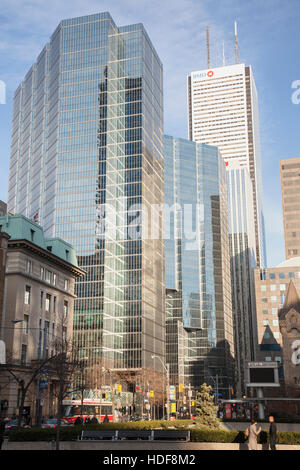 Downtown Toronto guardando ad ovest lungo la King Street edifici del quartiere finanziario con Bank of Montreal torre di uffici in background Foto Stock