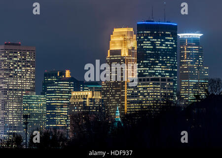 Minneapolis skyline notturno da cedar lake Parkway.